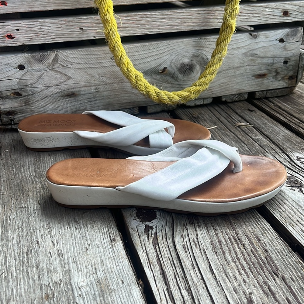 Miz Mooz “The Inuovo Collection” White Leather Thong Sandals - Size 39 - Picture 4 of 9